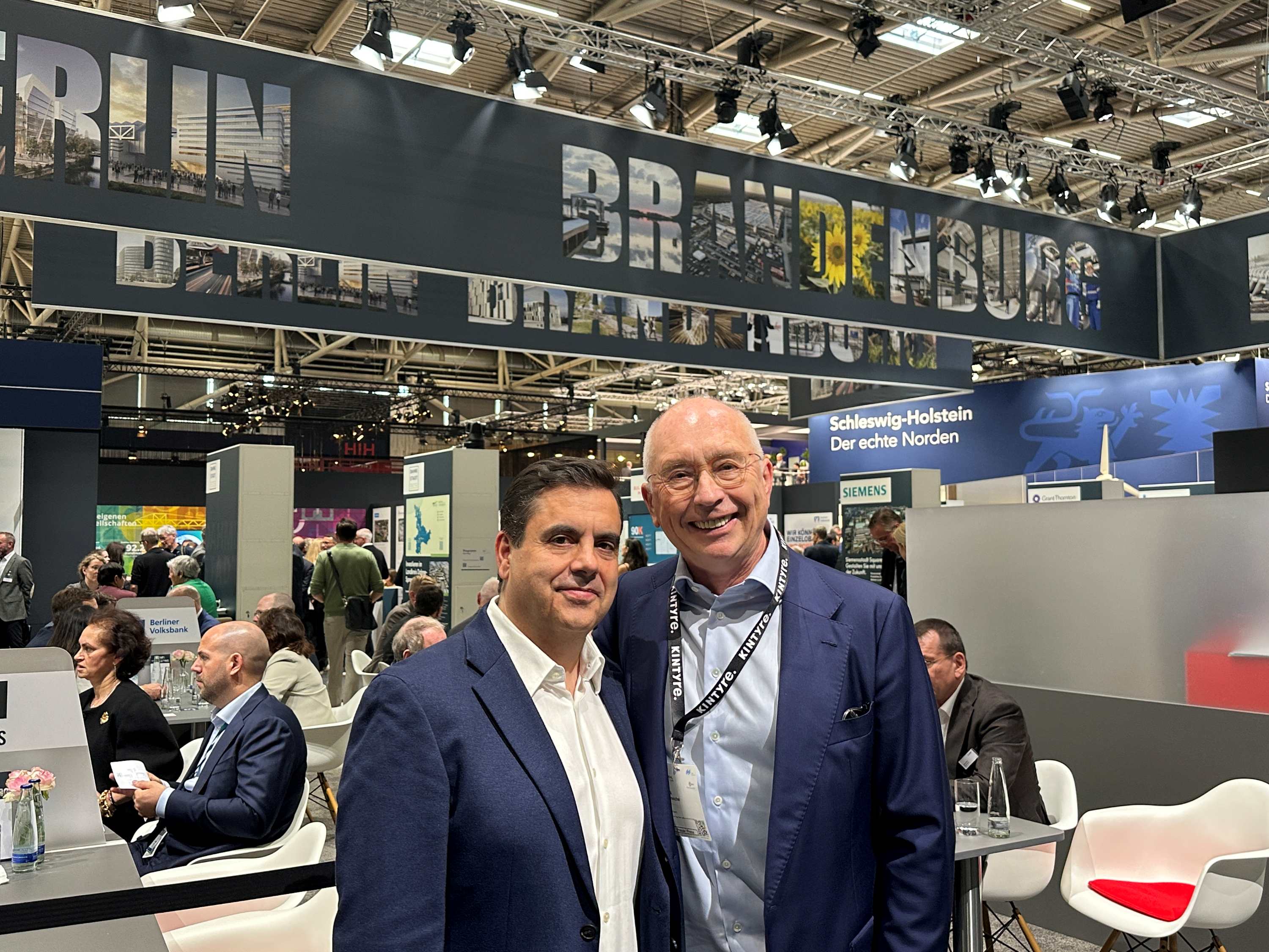 Francisco Iglesias (l.), Gründer von FIV.Energy, mit BERLINboxx-Verleger Frank Schmeichel auf der EXPO REAL 2026 | BERLINboxx
